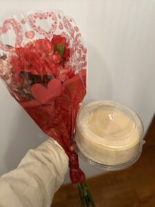 ルームメイトから貰った誕生日のお花とケーキ