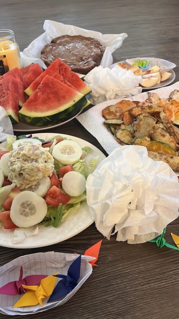 カナダ お盆 留学 天ぷらとスイカの食卓