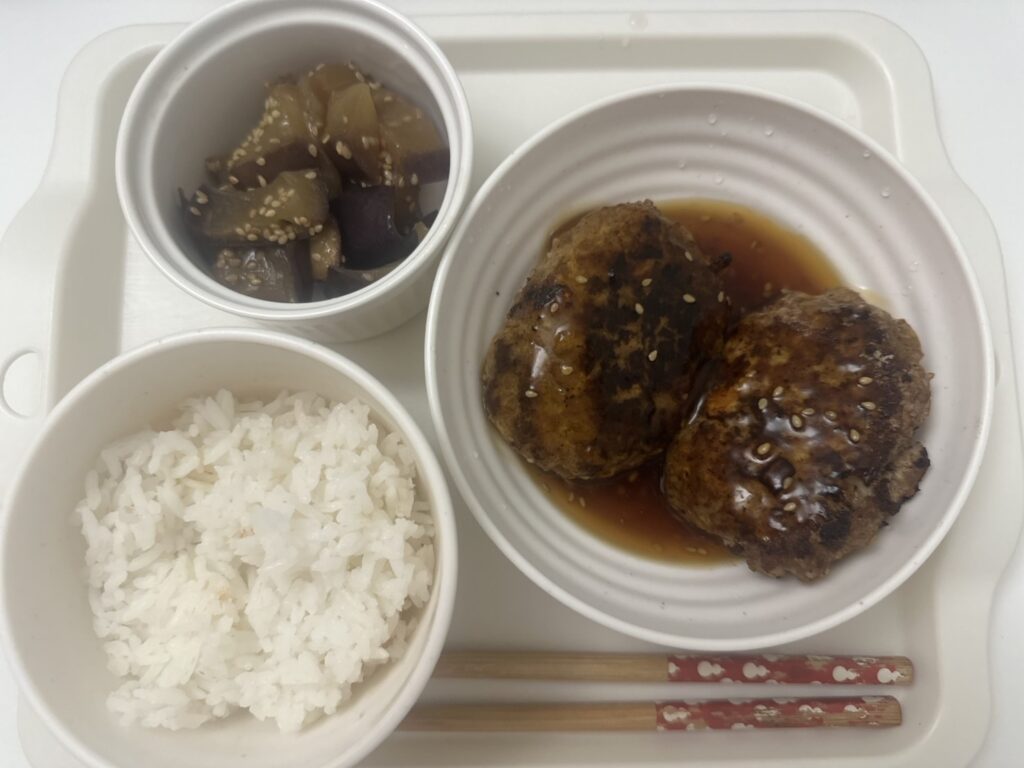 娘の作った豆腐入りビーフハンバーグとナスの和え物。白いふっくらご飯。