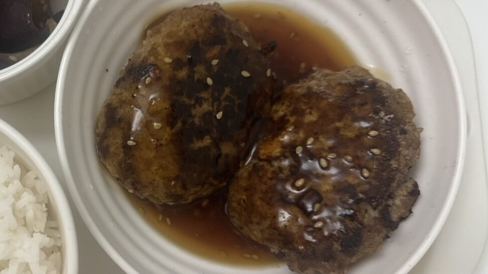 娘の作った豆腐入りビーフハンバーグとナスの和え物。白いふっくらご飯。