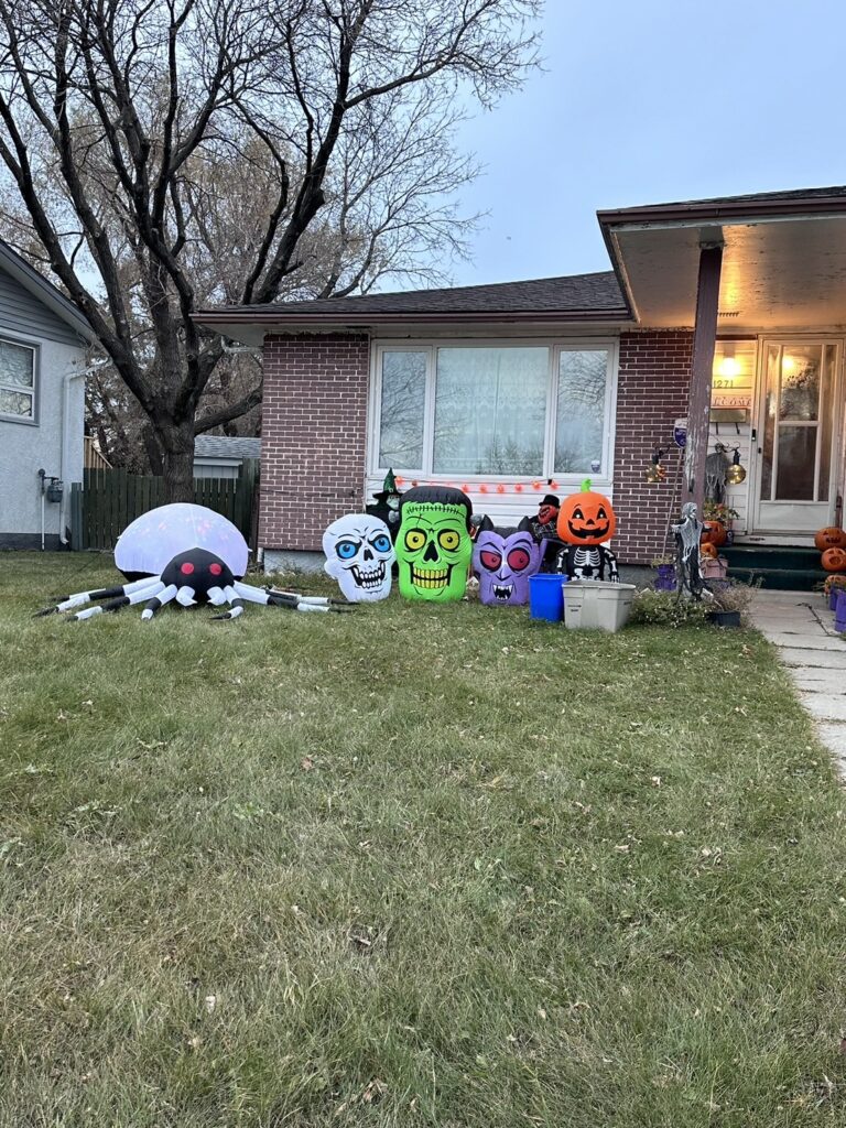 カナダ　ハロウィンのお化けたちが並ぶお家