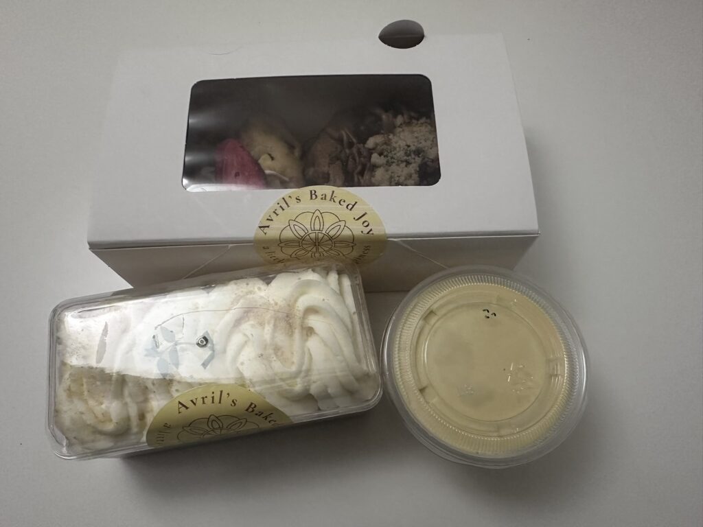 Avril's Baked Joyのケーキも美味しい。さりげなくサービスにプリンが入っていた！