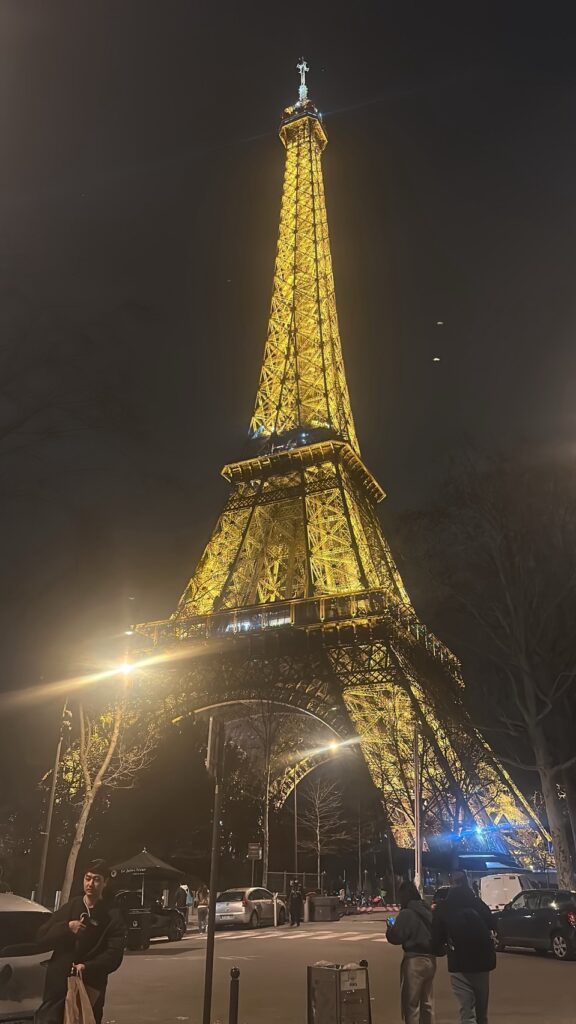 カナダ留学中にヨーロッパ旅行に行った娘から届いたエッフェル塔の写真