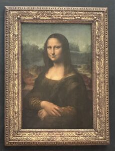 ルーブル美術館で娘が撮ったモナリザの絵画