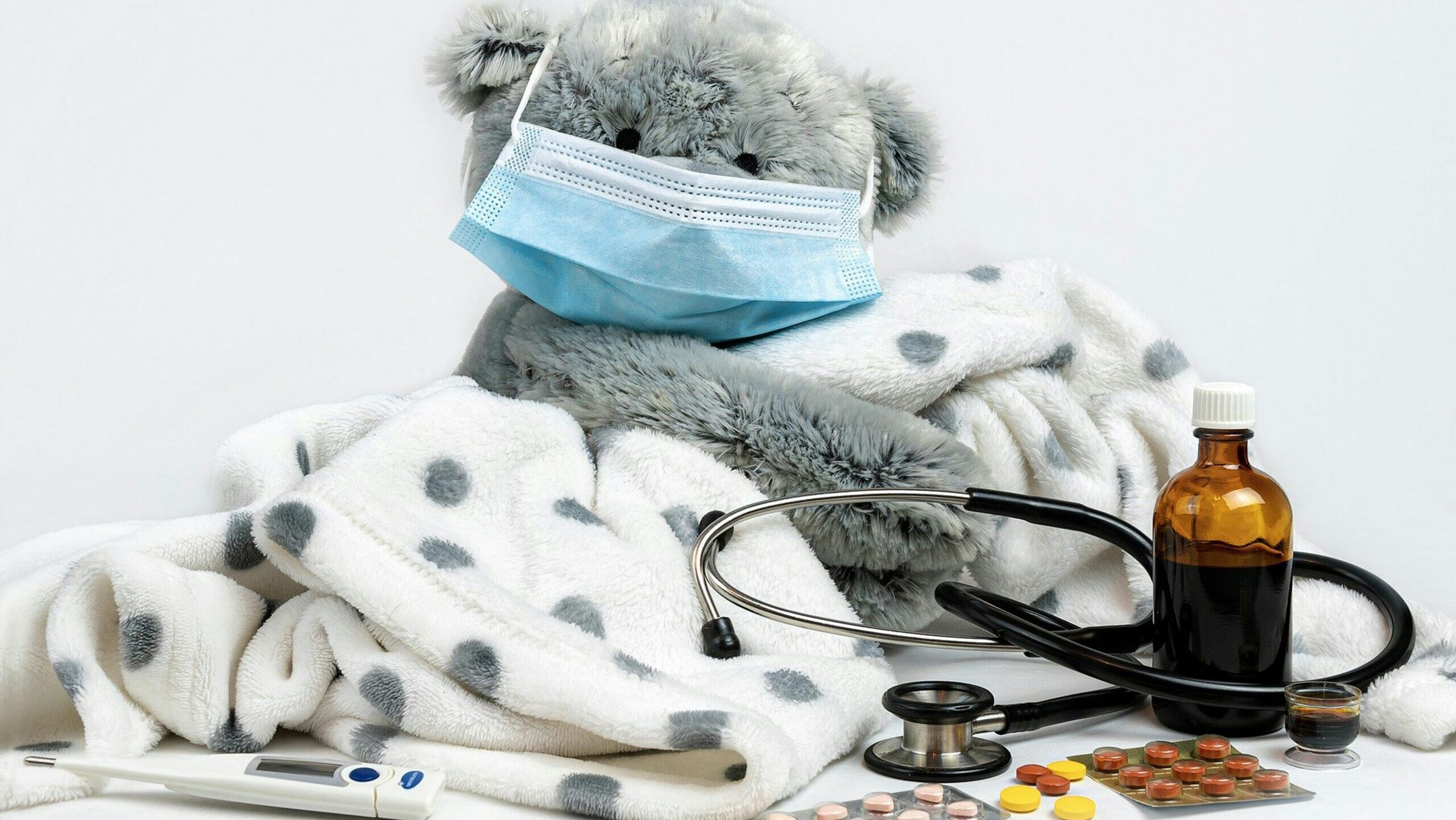 風邪で寝込むイメージのぬいぐるみと体温計