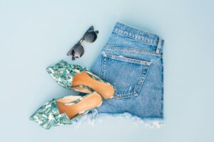 夏の服装サングラスとサンダルと短パン