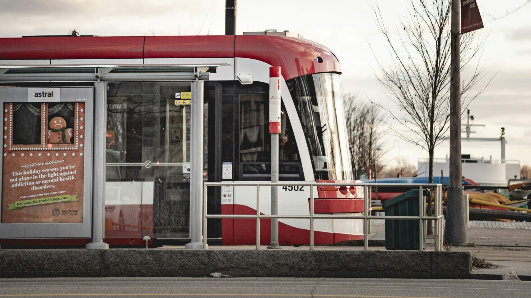 ウィニペグのバスに似た写真