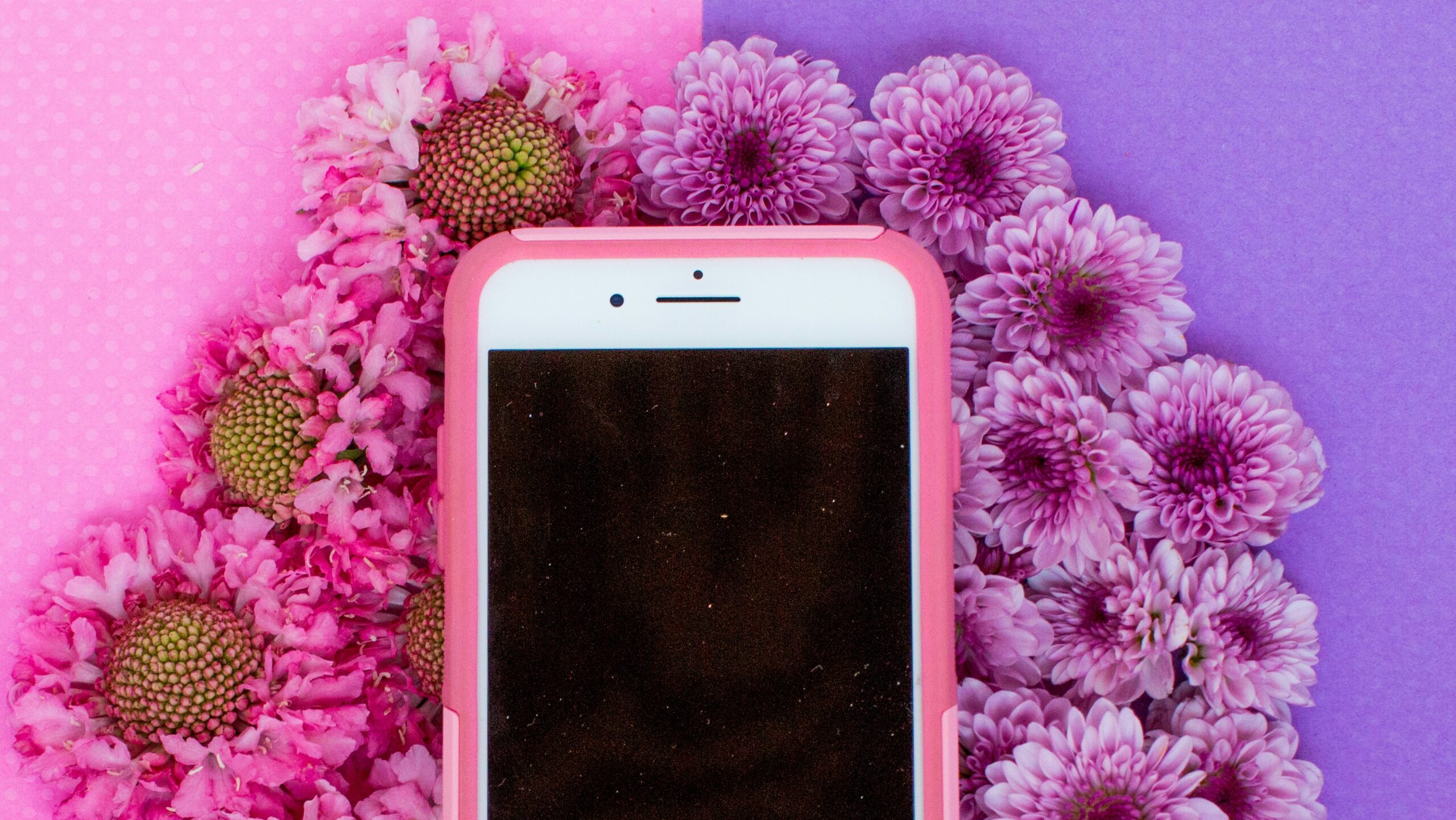 花束とスマホ（カナダ留学中の娘から届いた誕生日コール）