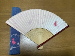 名入れをしてもらった扇子と扇子袋